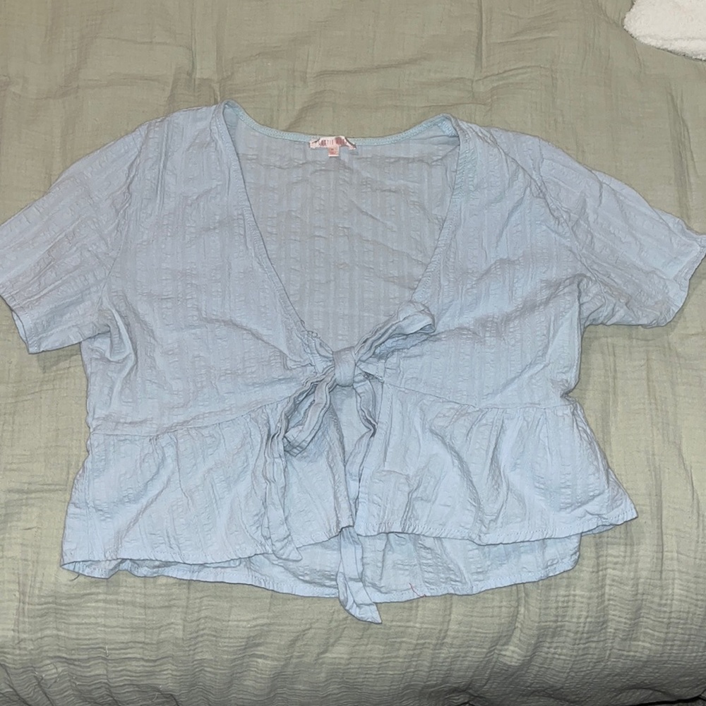 Lottie Moss cropped tie-front baby blue shirt!